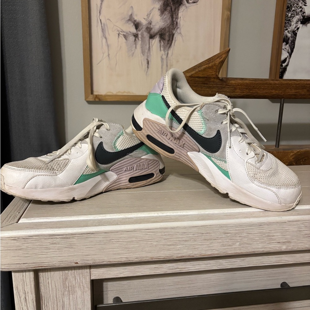 Women’s nike air maxes 8
